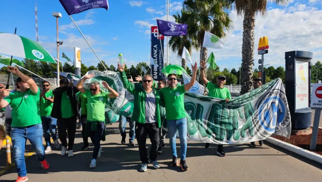 Tensión en una manifestación del gremio de Empleados de Comercio en el shopping de Bahía Blanca